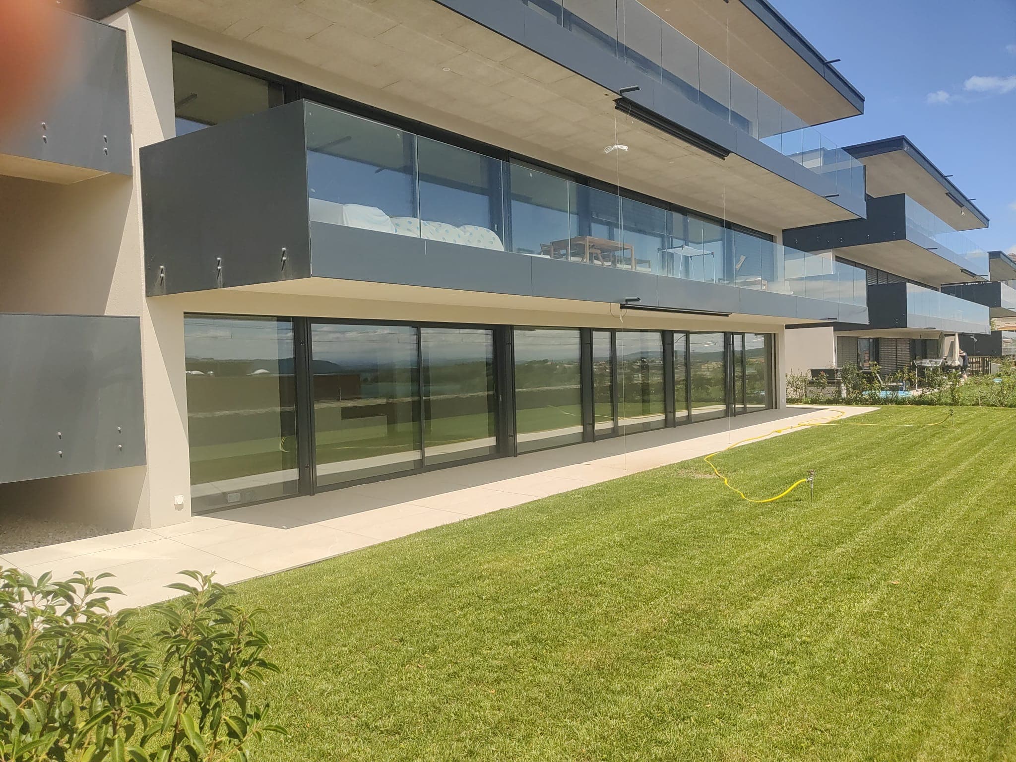 Réalisation CINQ5 - baies coulissantes aluminium et garde-corps vitrés